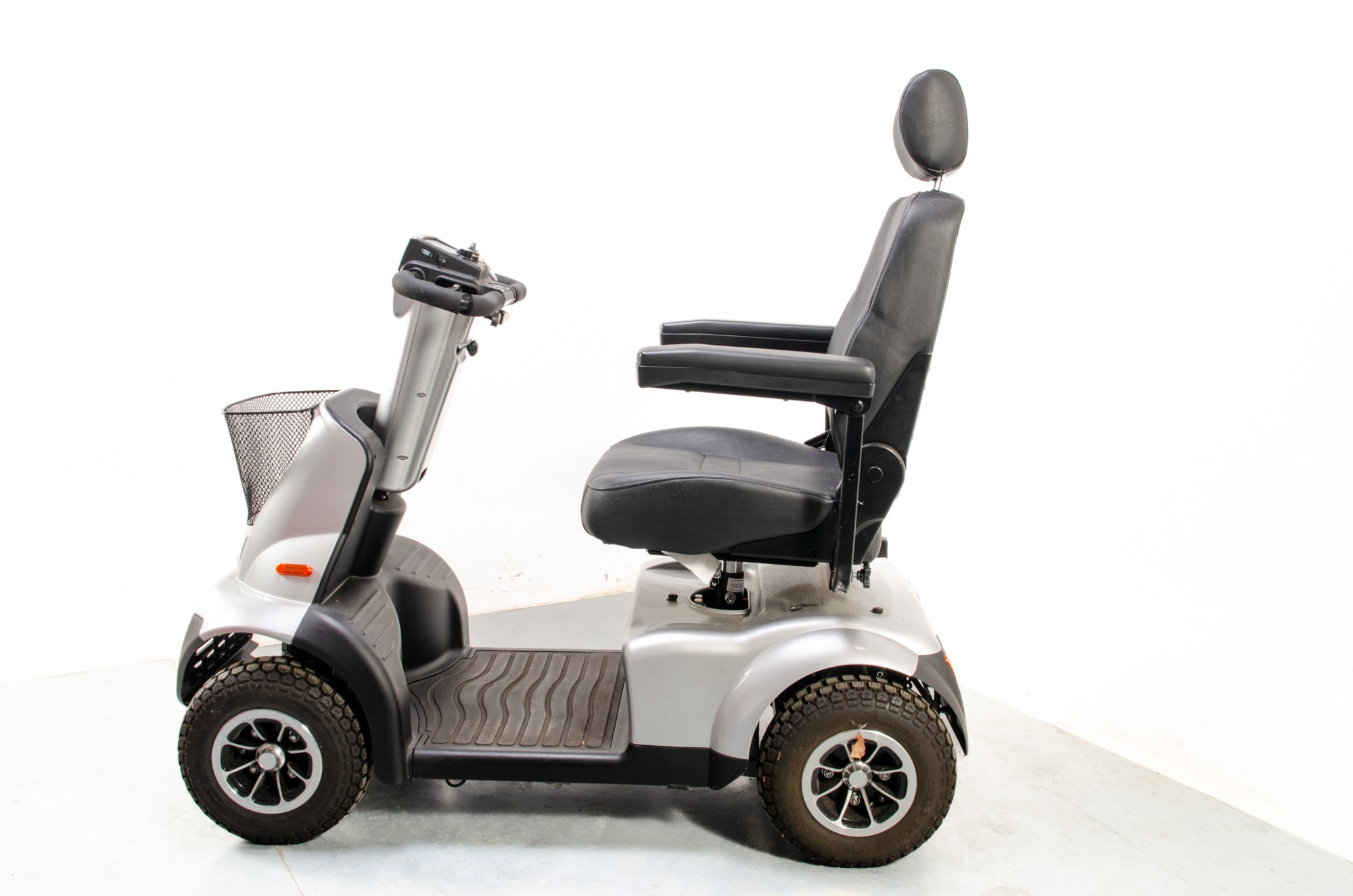 2016 TGA Breeze Midi 4 8mph Mid Size Mobility Scooter Silver