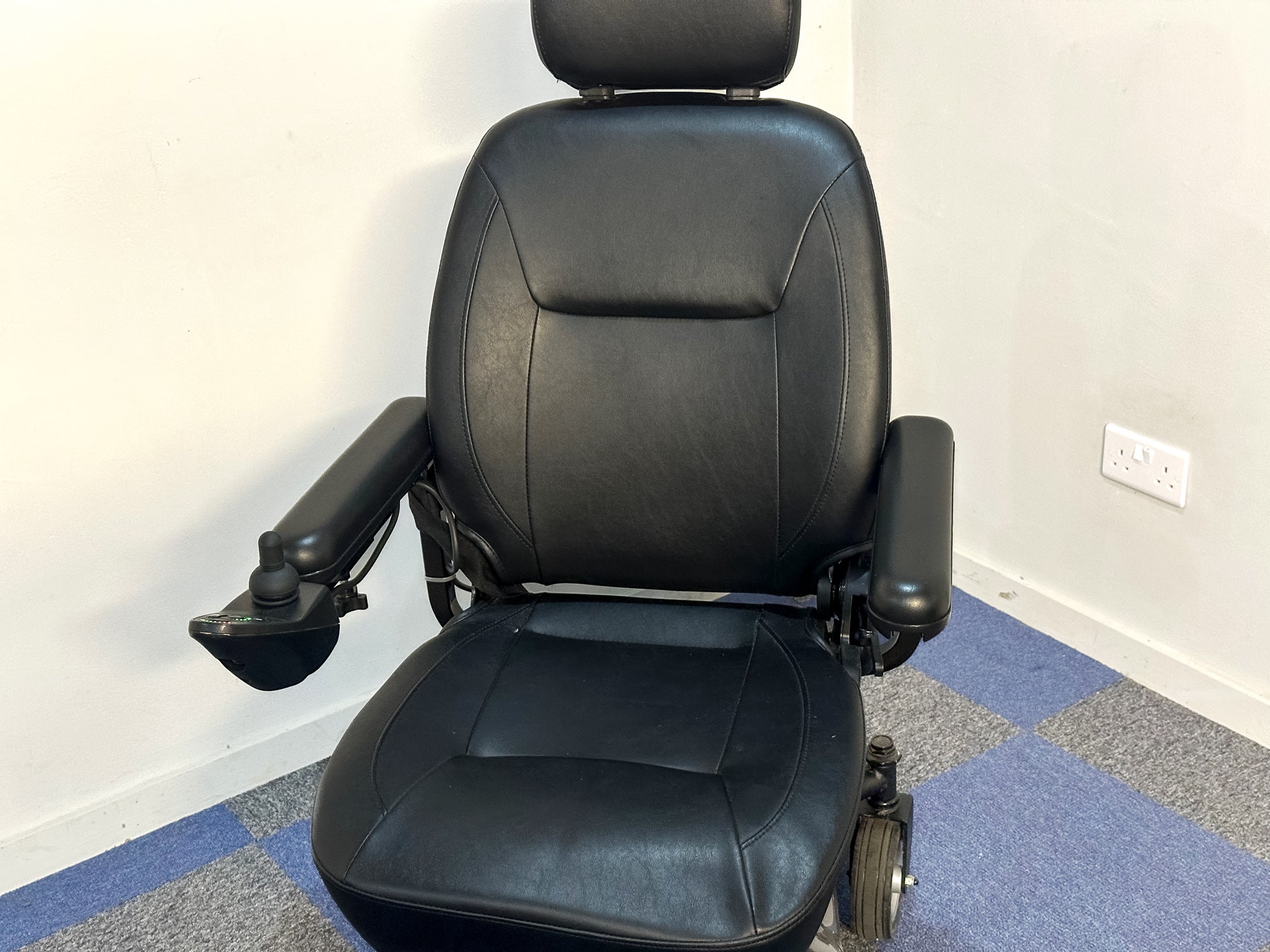Used I-Go Centre Wheel Drive Powerchair – Excellent Condition, New Batteries