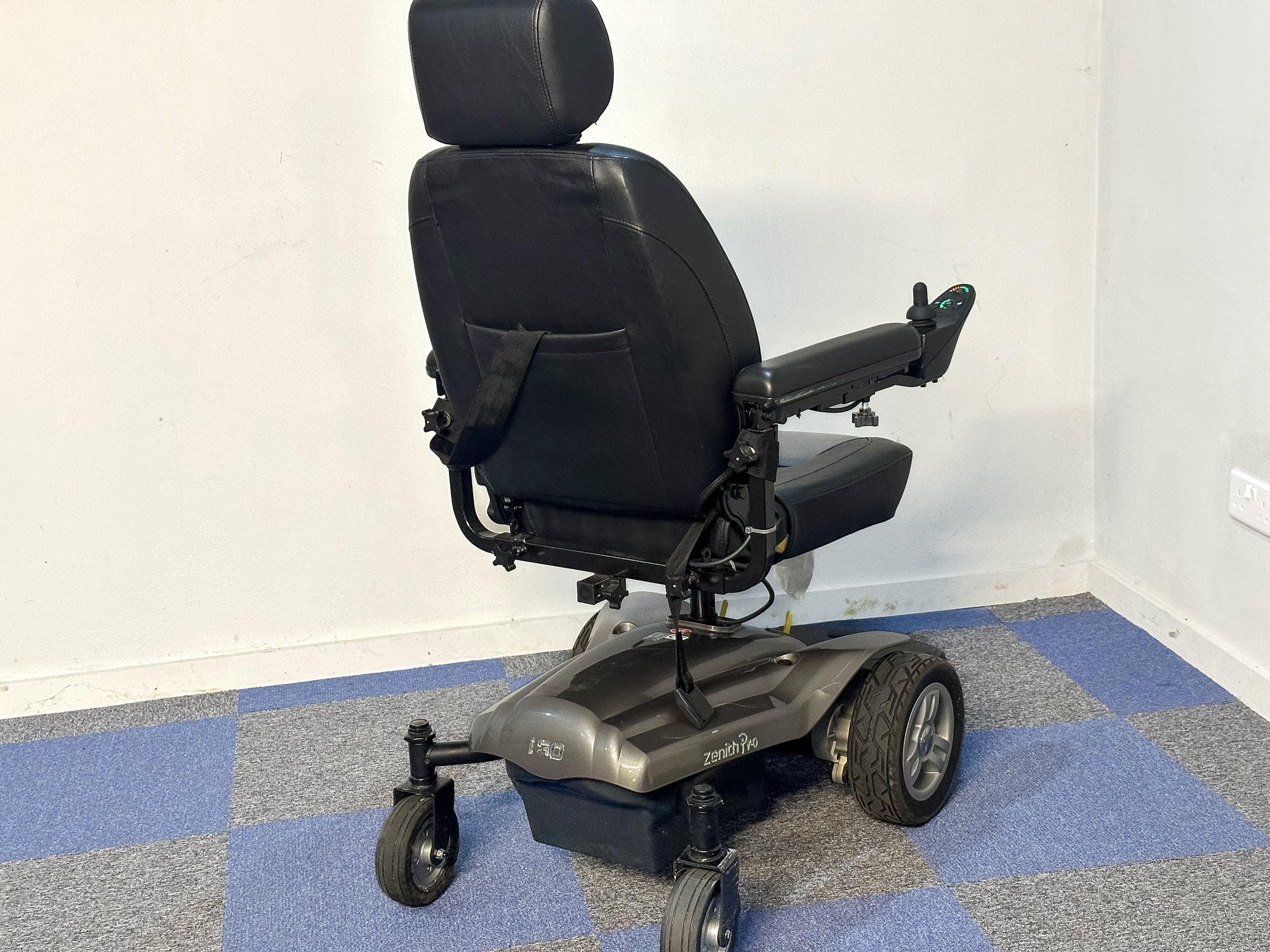 Used I-Go Centre Wheel Drive Powerchair – Excellent Condition, New Batteries