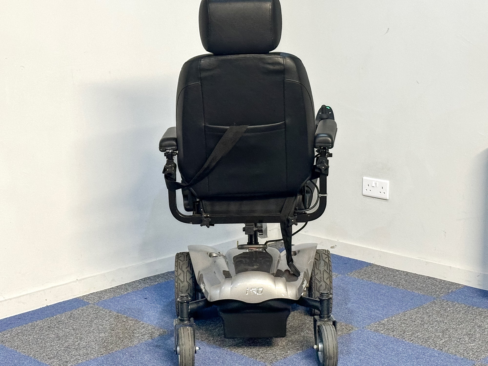 Used I-Go Centre Wheel Drive Powerchair – Excellent Condition, New Batteries