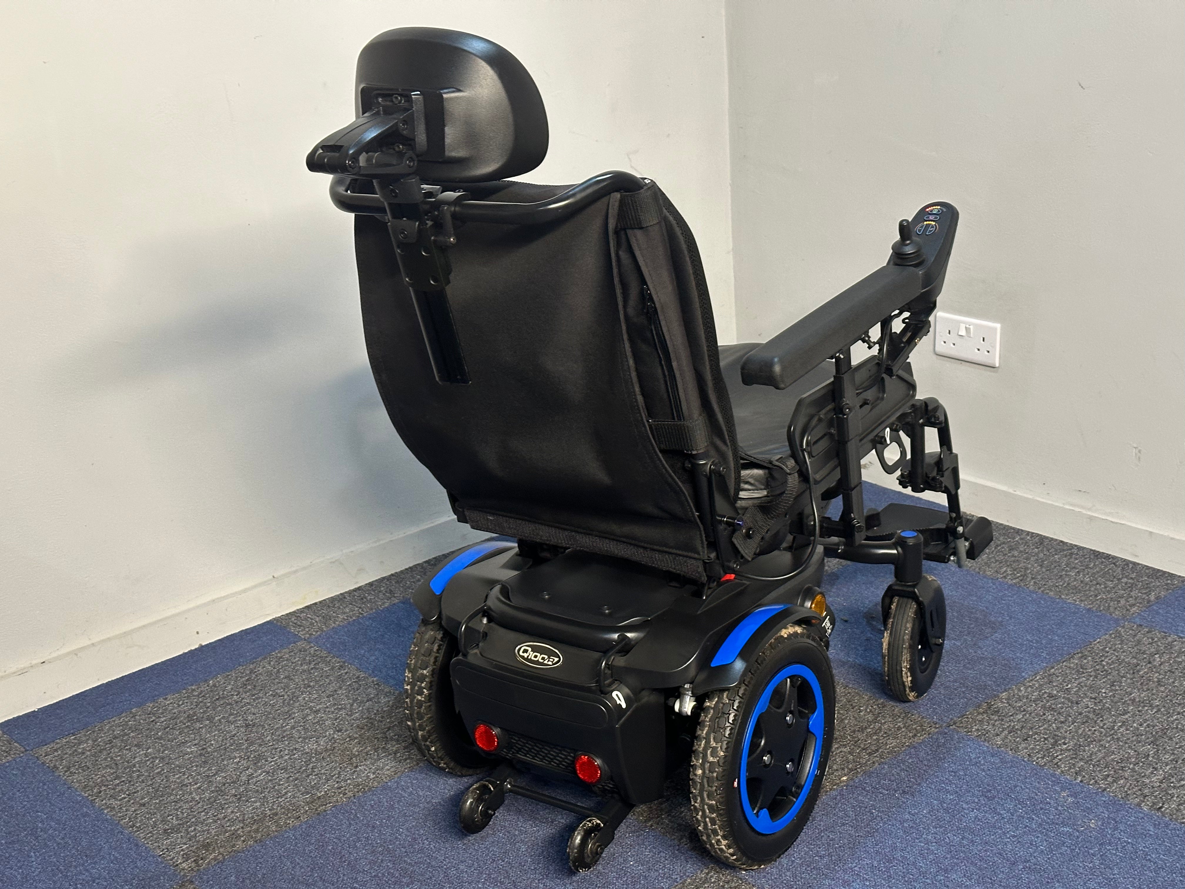 Quickie Q100 R Compact Indoor Outdoor Sunrise Medical Powerchair Wheelchair Blue Trim