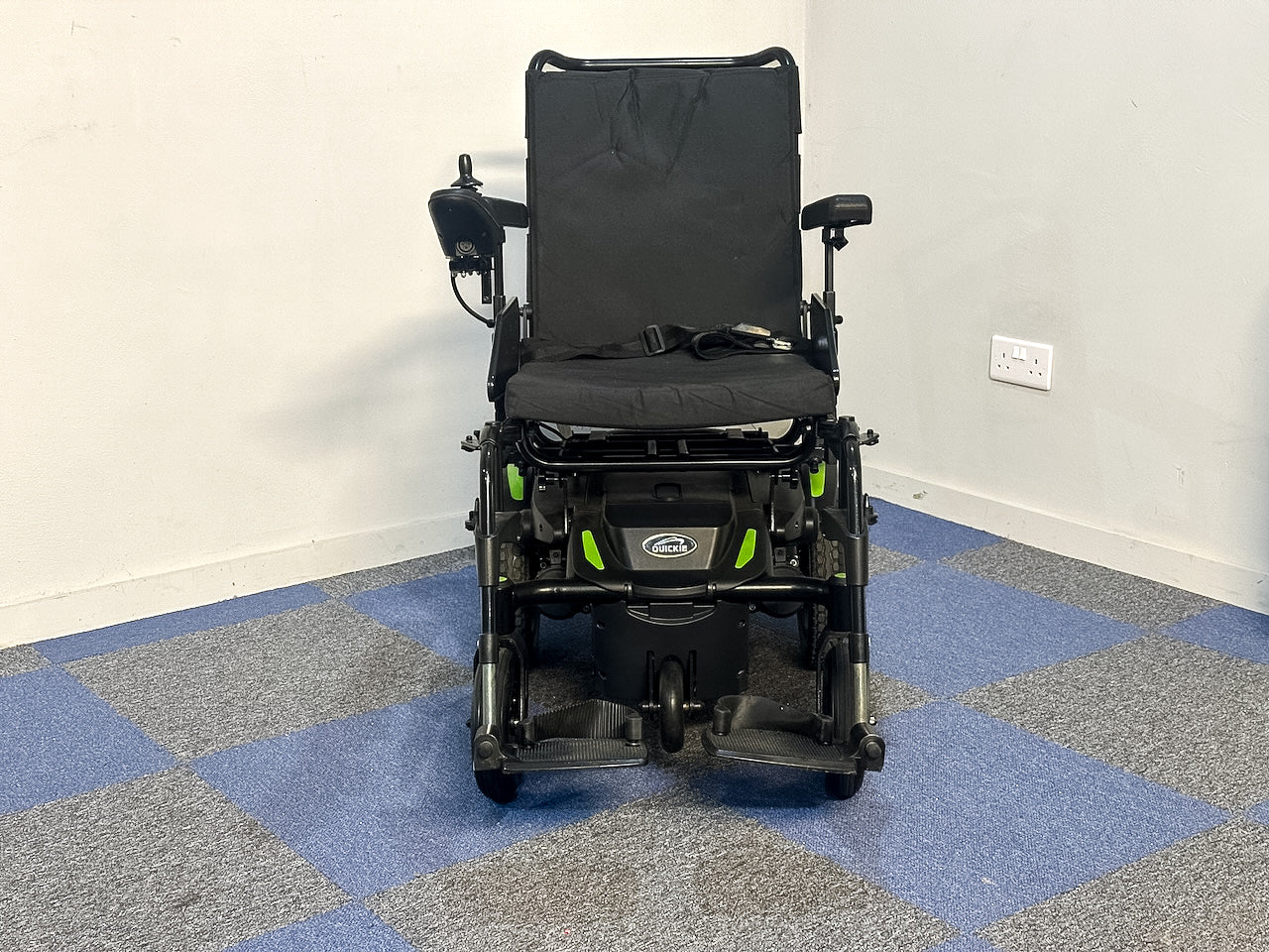 Quickie Q100 R Compact Indoor Outdoor Powerchair Wheelchair Green Trim Sunrise Medical Secondary image