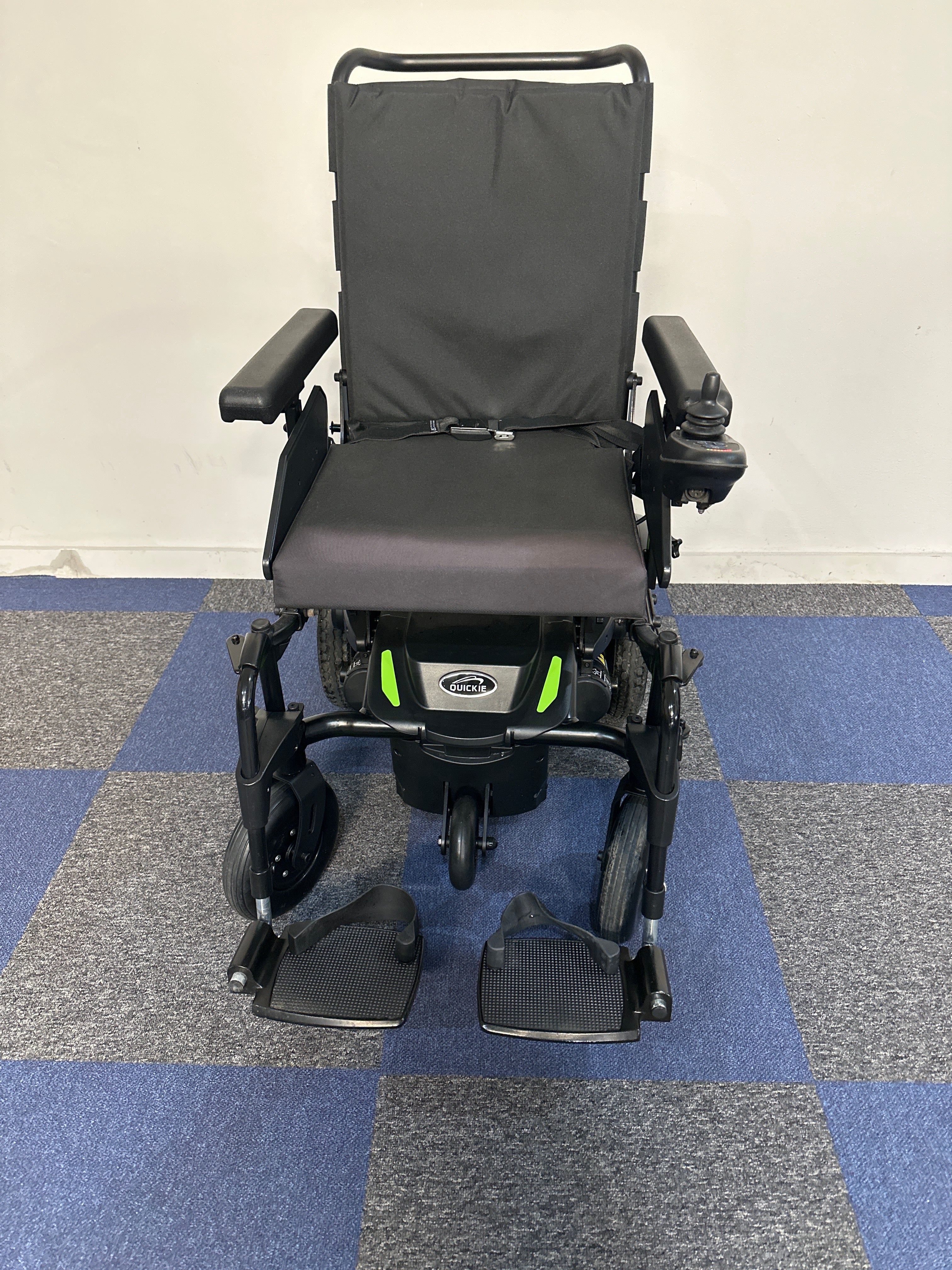 Quickie Q100 R Compact Indoor Outdoor Sunrise Medical Powerchair Wheelchair Green Trim Secondary image