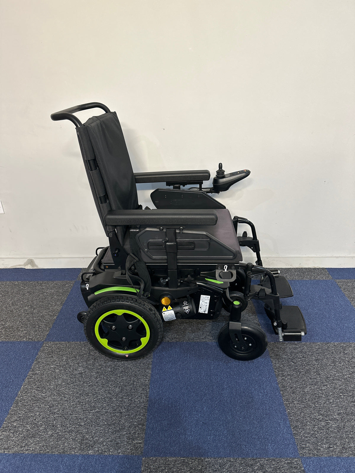 Quickie Q100 R Compact Indoor Outdoor Sunrise Medical Powerchair Wheelchair Green Trim