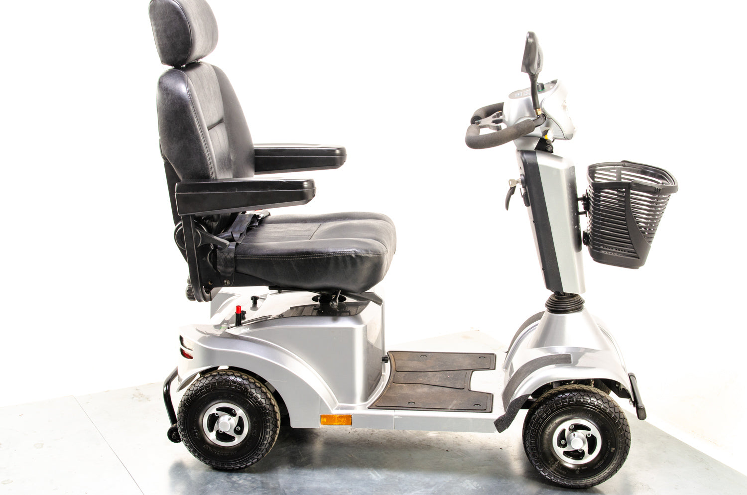 Sterling S425 Used Mobility Scooter All-Terrain 8mph Midsize Pneumatic Pavement 13979