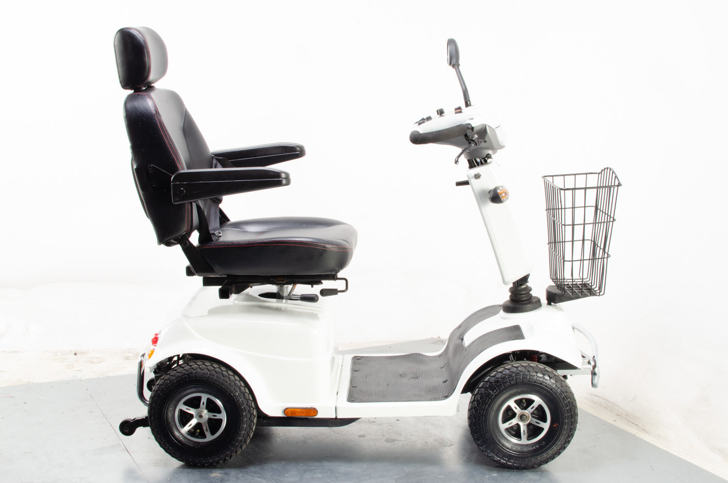 2015 Rascal Pioneer 8mph Large All Terrain Mobility Scooter in White