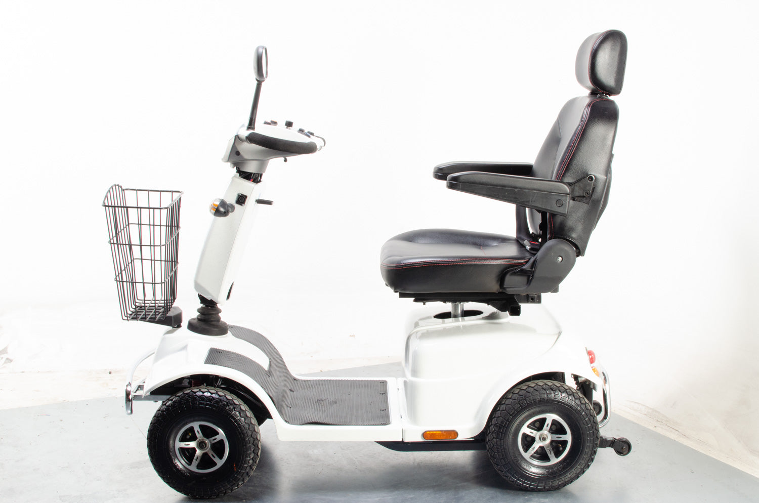 2015 Rascal Pioneer 8mph Large All Terrain Mobility Scooter in White