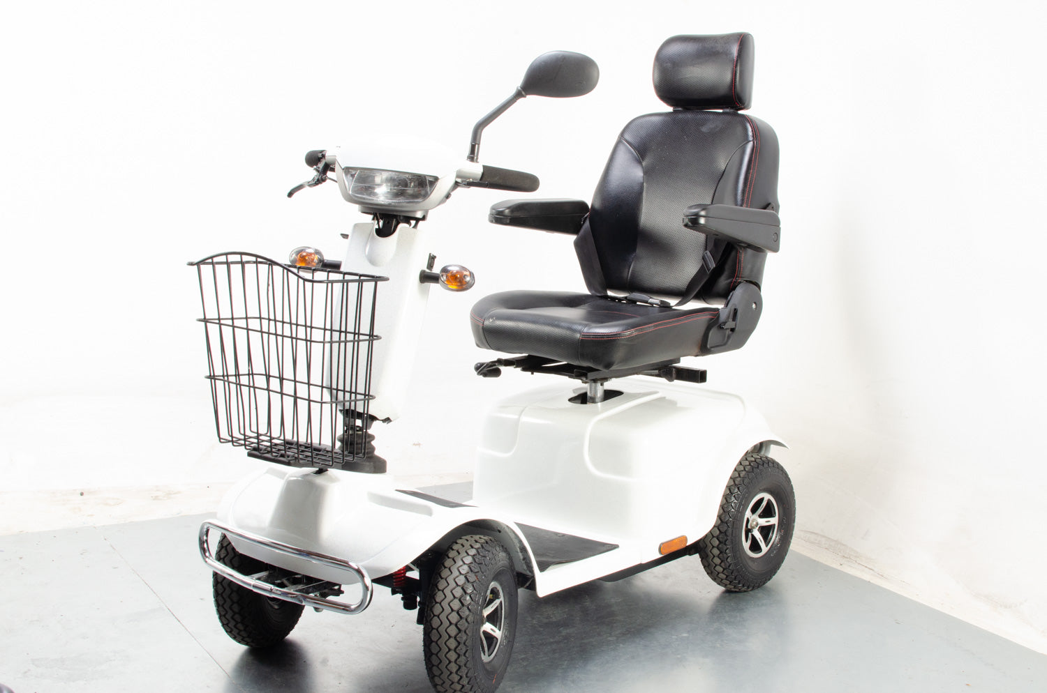 2015 Rascal Pioneer 8mph Large All Terrain Mobility Scooter in White