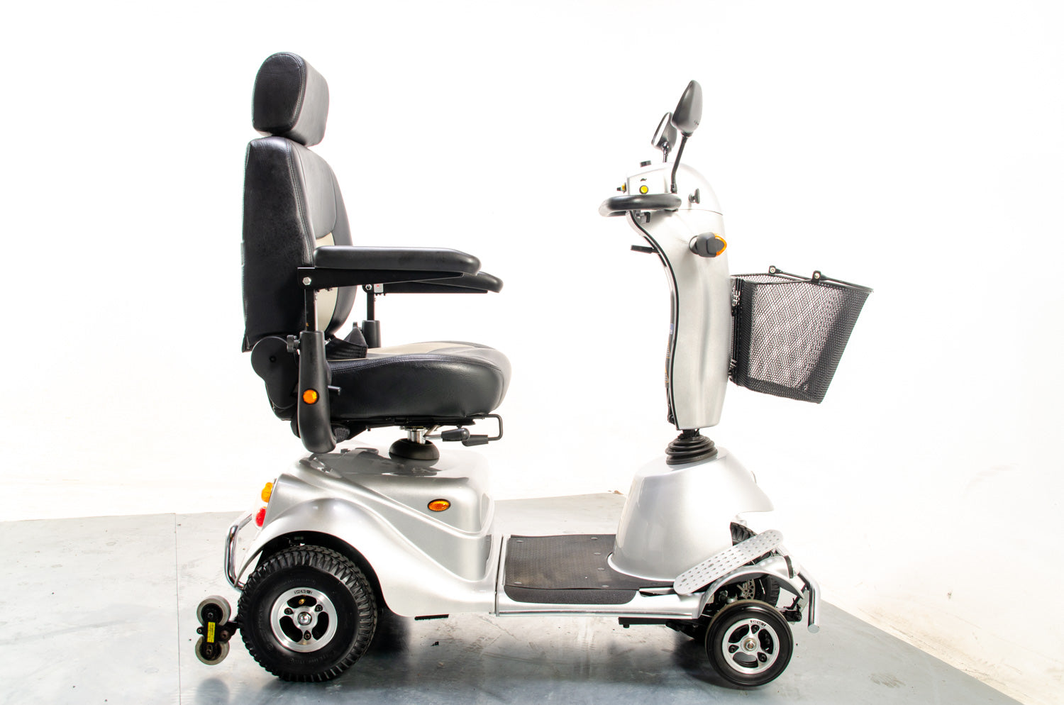 AVC Quingo Plus 8mph Used Mobility Scooter 5 Wheels Road Pavement Turning Circle Silver Secondary image