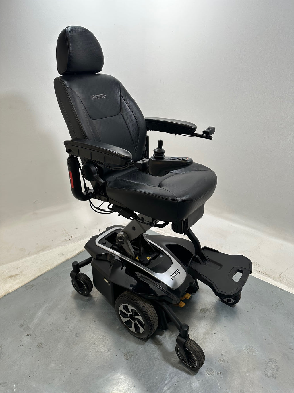 STUNNING 2022 PRIDE JAZZY AIR 2 POWERCHAIR WITH RAISER