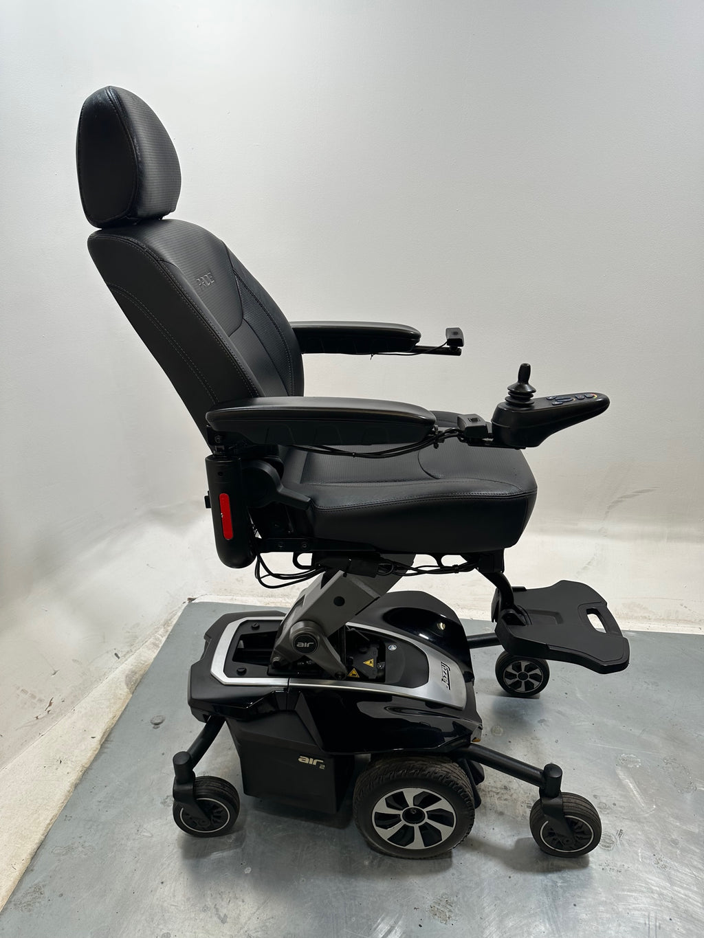 STUNNING 2022 PRIDE JAZZY AIR 2 POWERCHAIR WITH RAISER