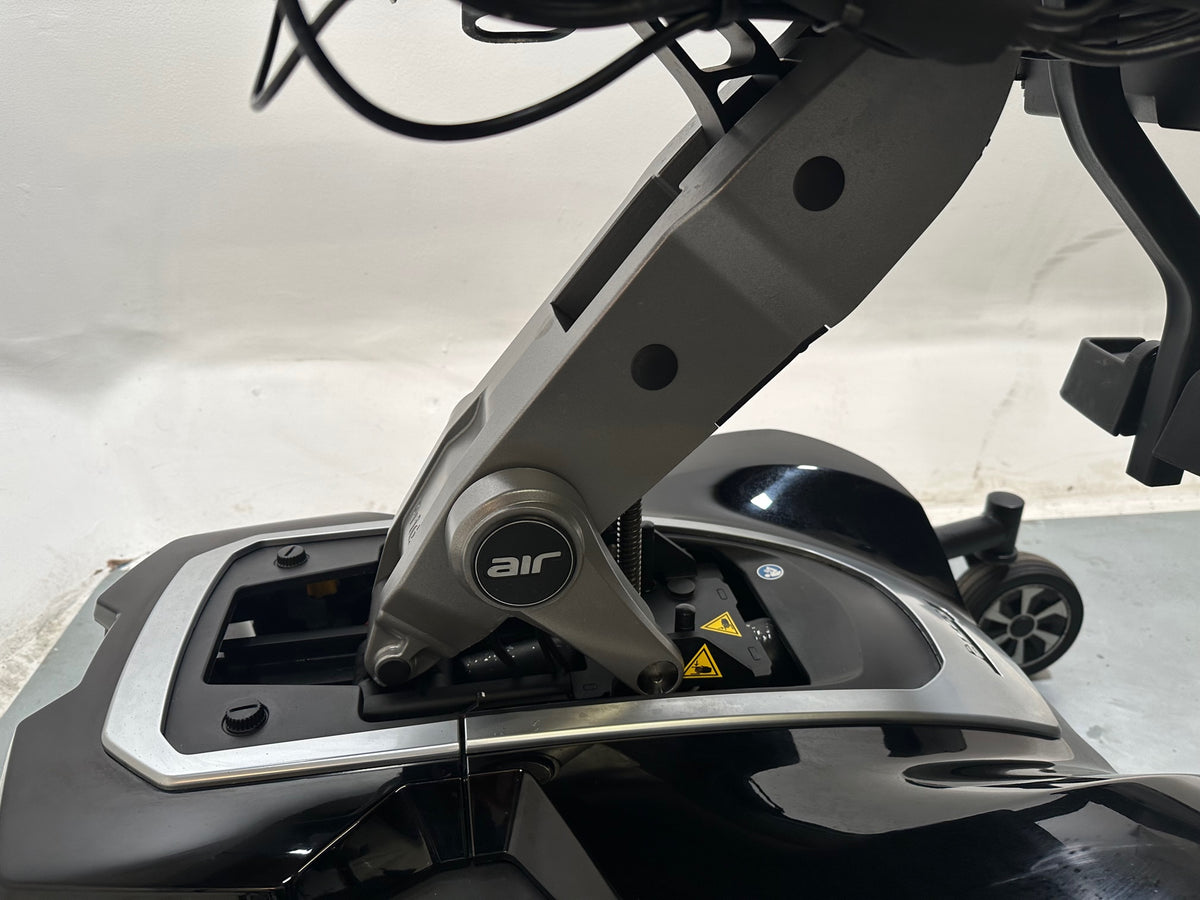 STUNNING 2022 PRIDE JAZZY AIR 2 POWERCHAIR WITH RAISER