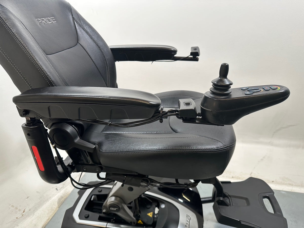 STUNNING 2022 PRIDE JAZZY AIR 2 POWERCHAIR WITH RAISER
