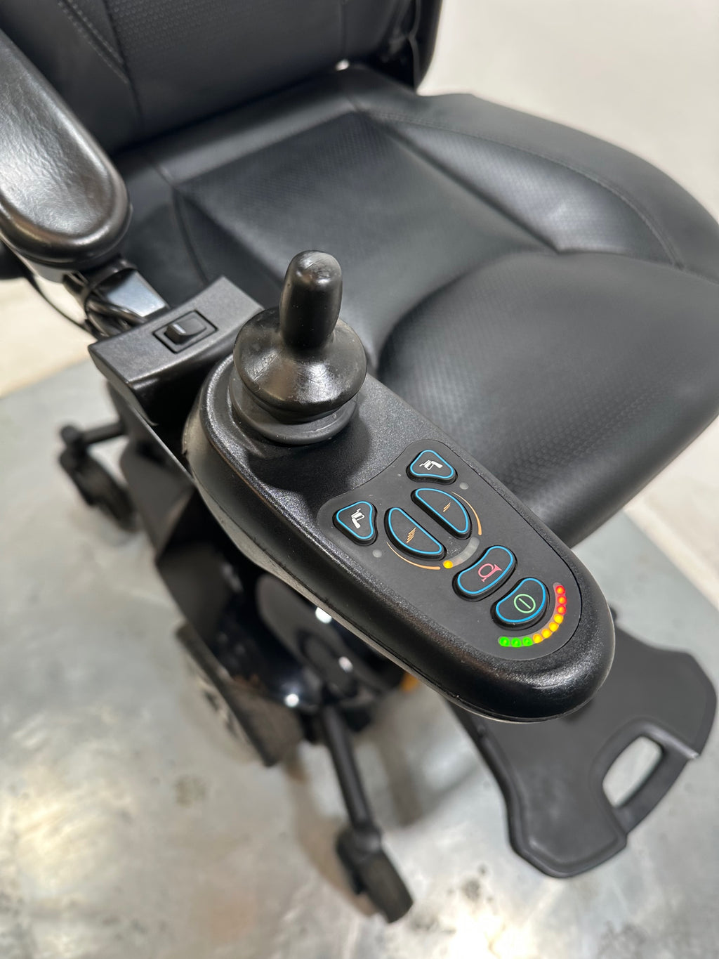 STUNNING 2022 PRIDE JAZZY AIR 2 POWERCHAIR WITH RAISER