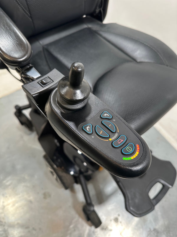STUNNING 2022 PRIDE JAZZY AIR 2 POWERCHAIR WITH RAISER