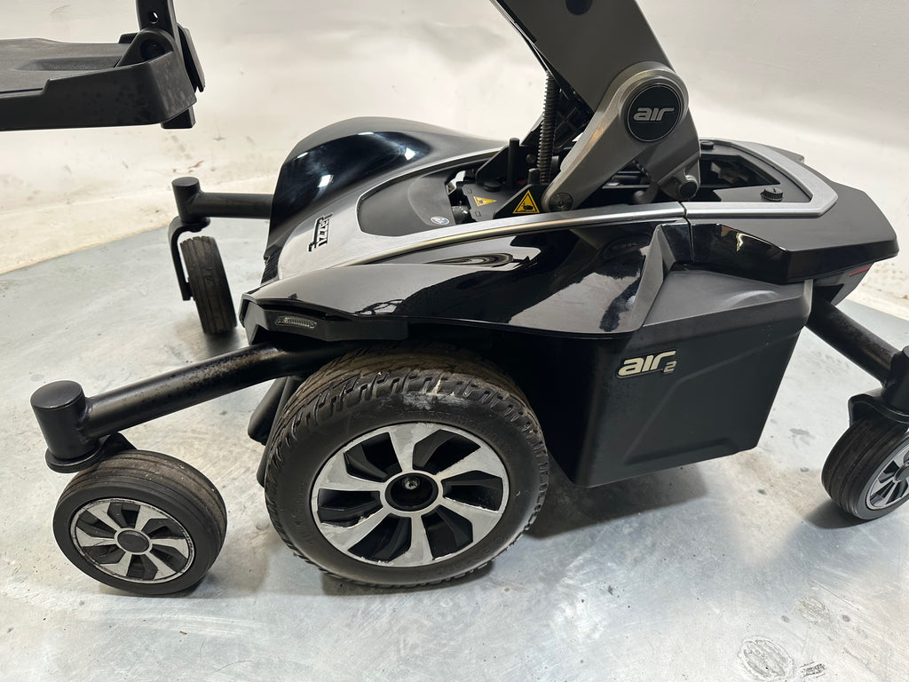 STUNNING 2022 PRIDE JAZZY AIR 2 POWERCHAIR WITH RAISER