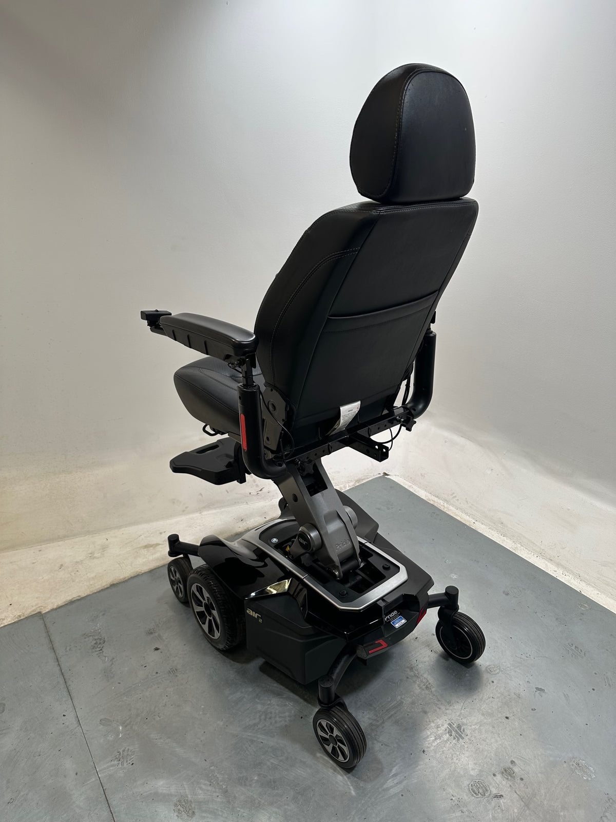 STUNNING 2022 PRIDE JAZZY AIR 2 POWERCHAIR WITH RAISER