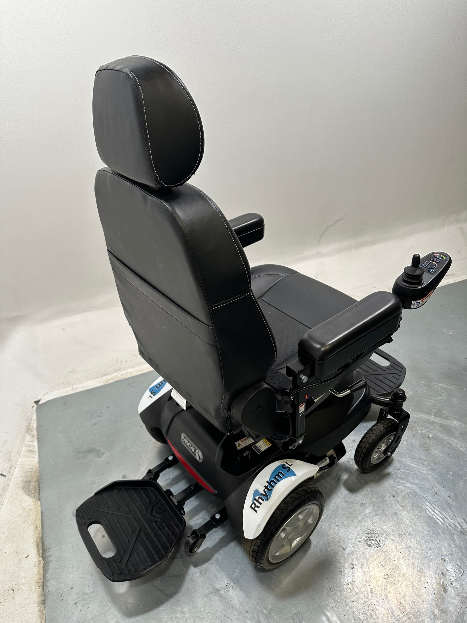 RASCAL RHYTHM SL POWERCHAIR WITH SEAT RAISER AND TURNABOUT EXCELLENT CONDITION