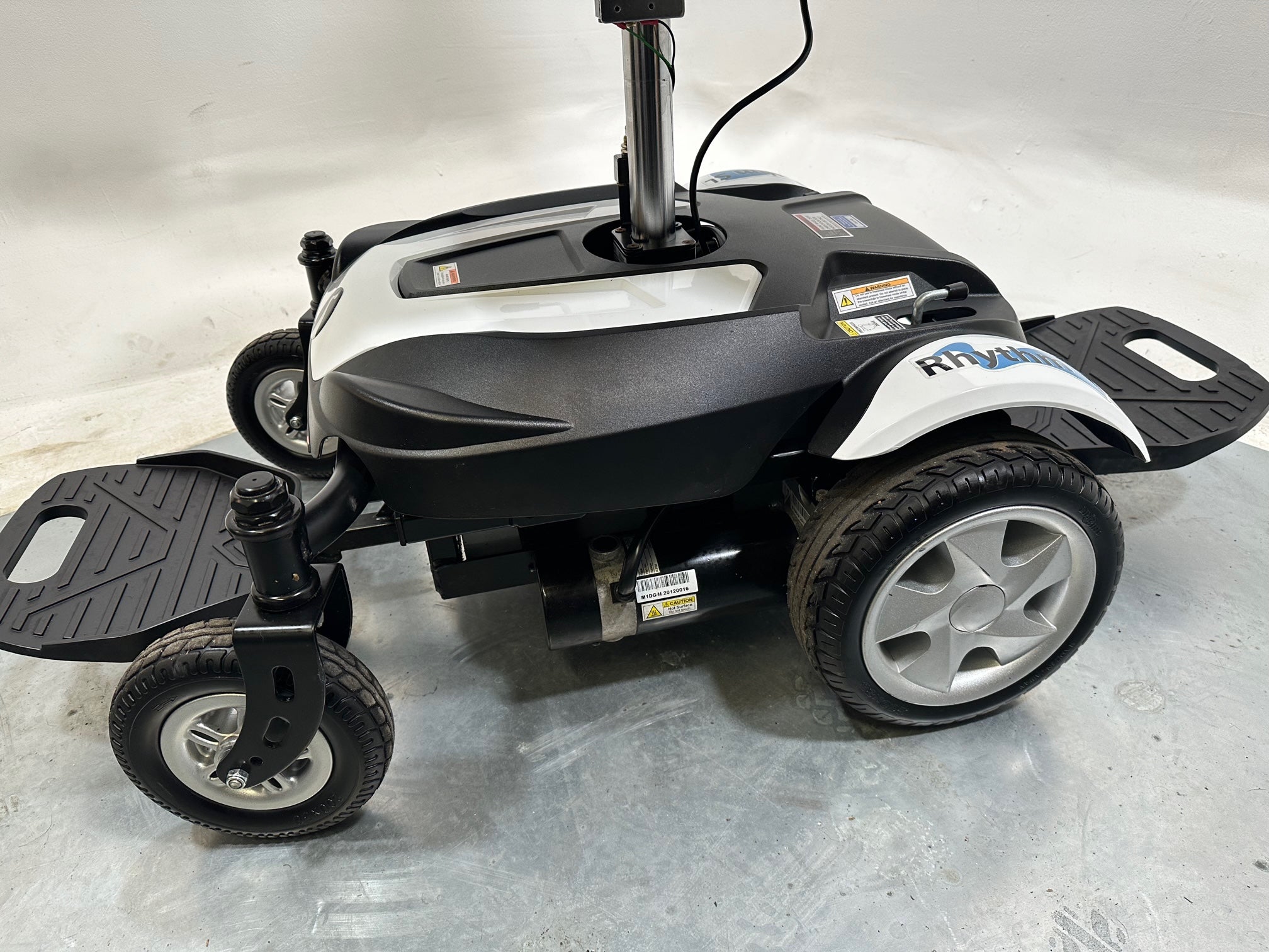 Motorized Rascal Cart RASCAL RHYTHM SL POWERCHAIR WITH SEAT RAISER AND TURNABOUT EXCELLENT C ...